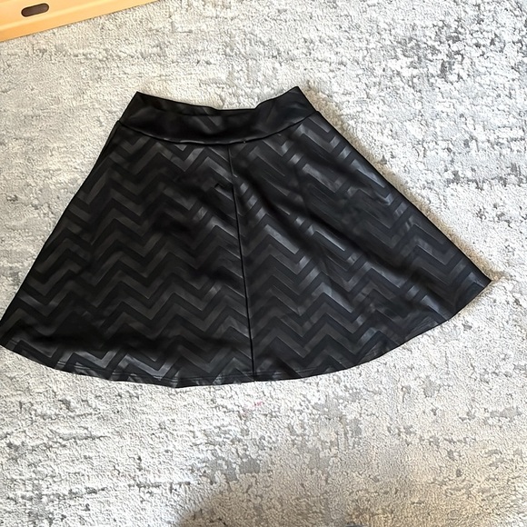 Black Zig Zag Print Flare Skirt - Picture 3 of 3